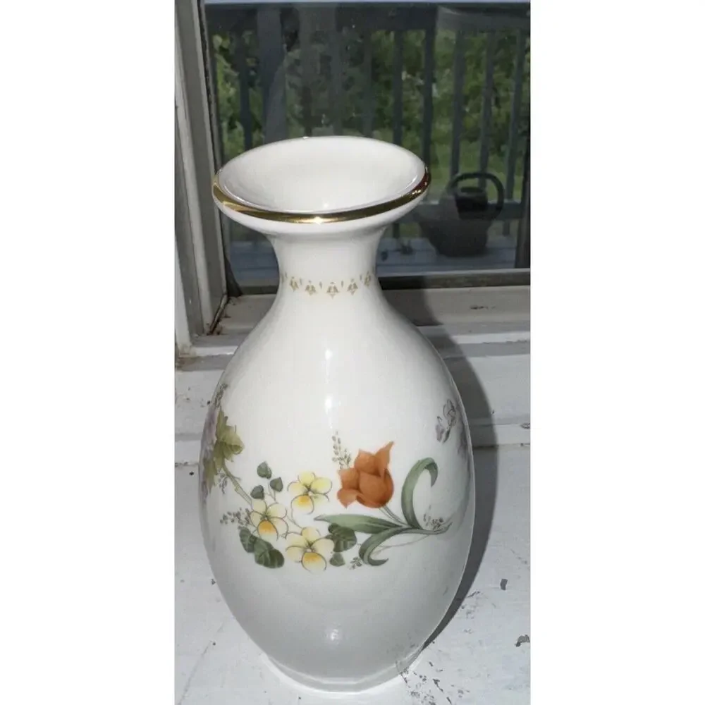 Wedgwood Bud Vase‎ White Mirabelle